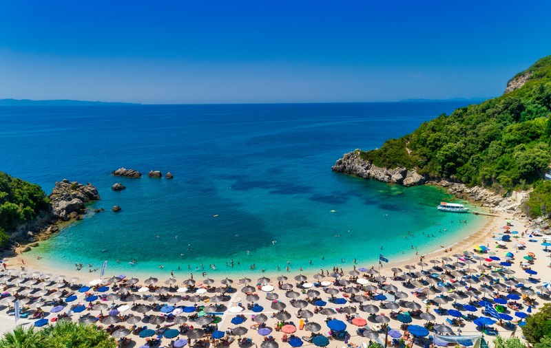 Reguli noi pe plajele din Grecia, după „mișcarea prosoapelor”. Respectarea lor, monitorizată cu drona