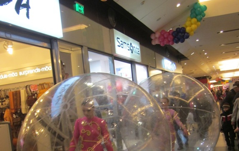 Un grup de acrobate a făcut spectacol într-un mall din Capitală | FOTO