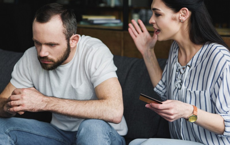 O soție s-a plâns pe internet că nu știe câți bani face lunar soțul ei: „A cumpărat o casă fără să știu”