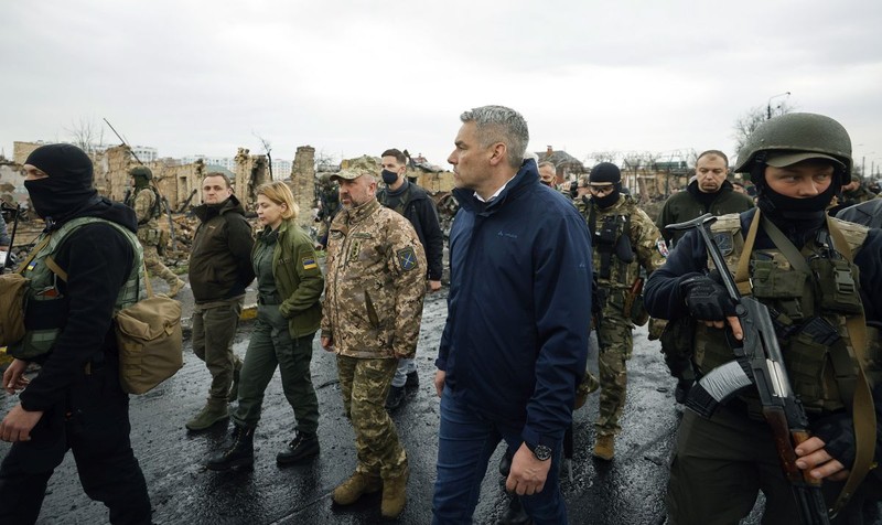 Cancelarul austriac Karl Nehammer a vizitat orașul Bucha, de lângă Kiev, pe 9 aprilie. | Foto: EPA