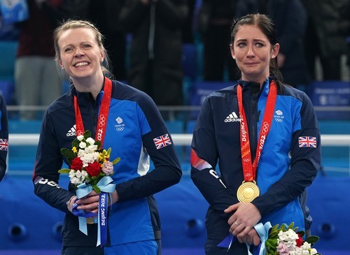 Vicky Wright și Eve Muirhead, din echipa feminină de curling a Marii Britanii, după victoria împotriva echipei Japoniei, în ziua a șaisprezecea a Jocurilor Olimpice de iarnă de la Beijing, 20 februarie 2022 | Foto: Profimedia