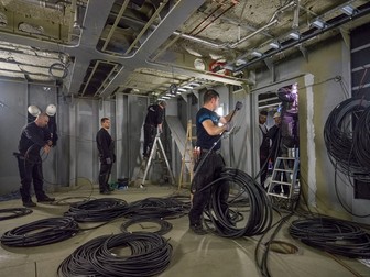 Electricieni români în șantierul naval Karstensens, Skagen, Danemarca