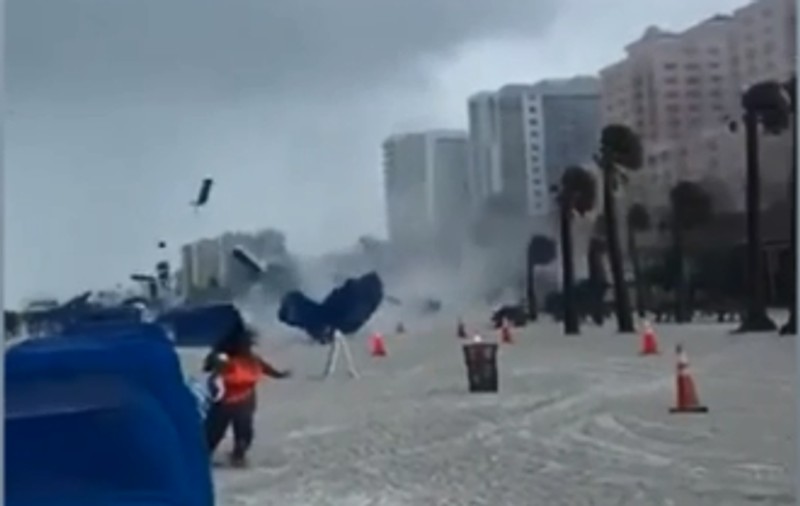 Imagini cu turiști care fug speriați de pe o plajă din SUA, lovită de o minitornadă