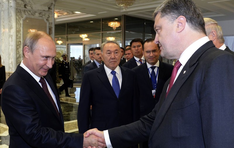 Gestul pe care l-a făcut preşedintele ucrainean Petro Poroşenko în faţa lui Putin | VIDEO