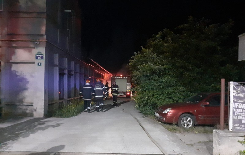 Incendiu la un depozit de hârtie igienică din Ilfov. Au intervenit mai multe echipaje de pompieri