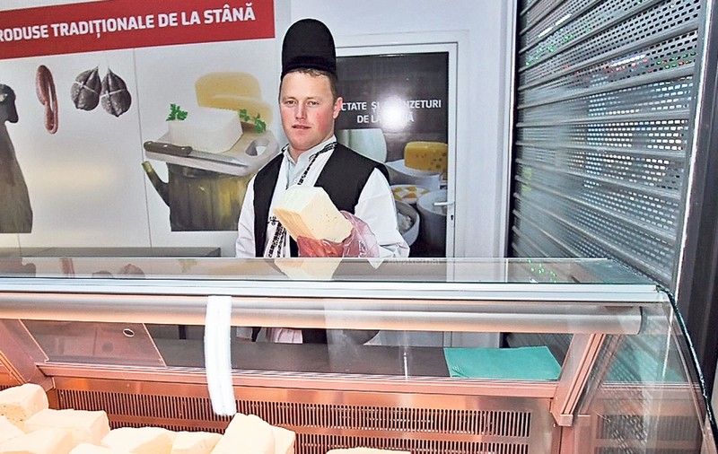 Transhumanța îl mână sute de kilometri! Celebrul Ghiță Ciobanul este dus cu oile