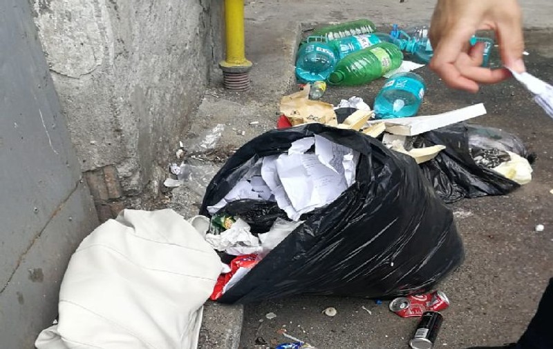Actele clienților unei bănci din Baia Mare, aruncate la gunoi. Pe cine acuză șefa sucursalei (VIDEO)