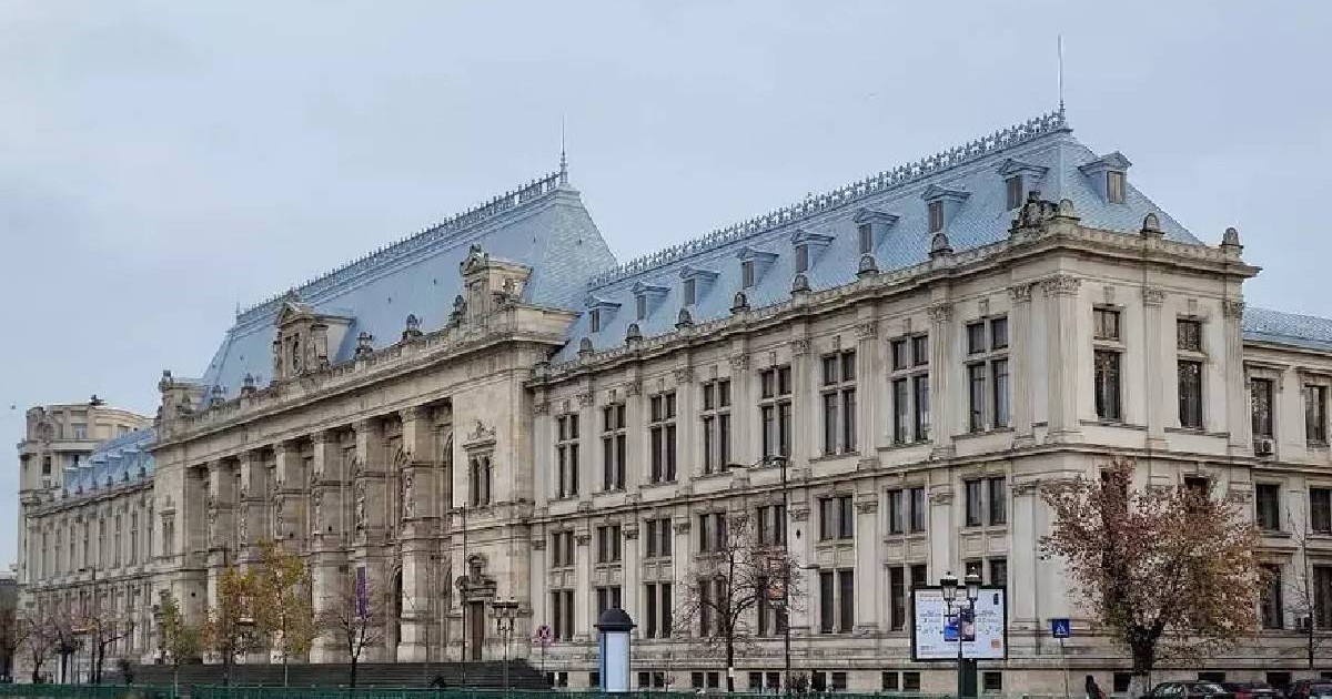 Sediul Curții de Apel București, mare și gri, fotografiată iarna