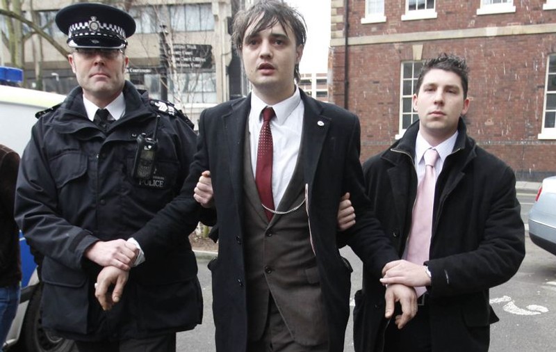 Pete Doherty, amendat pentru că deţinea droguri în timp ce era audiat 