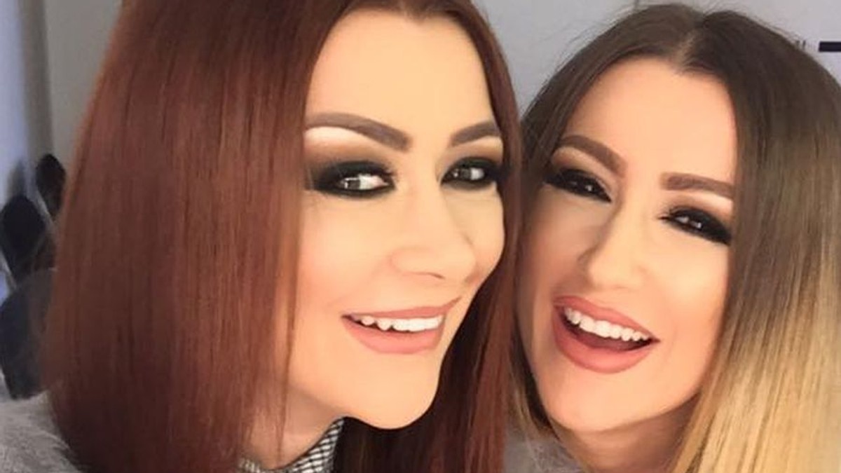 Surorile Bambi: Raluca și Denisa Tănase zâmbesc în timp ce sunt fotografiate