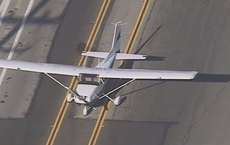 VIDEO| O tânără fără experiență a aterizat un avion pe o șosea aglomerată din Los Angeles