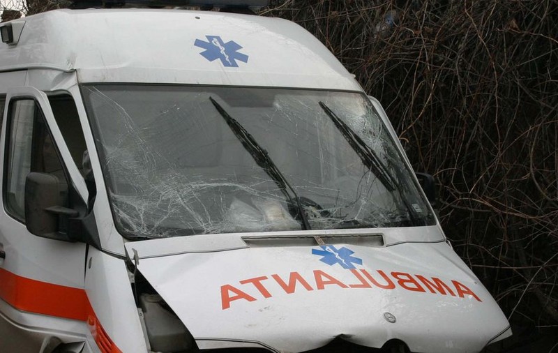 Patru constănţeni au fost răniţi după ce o ambulanţă a fost lovită de un autoturism