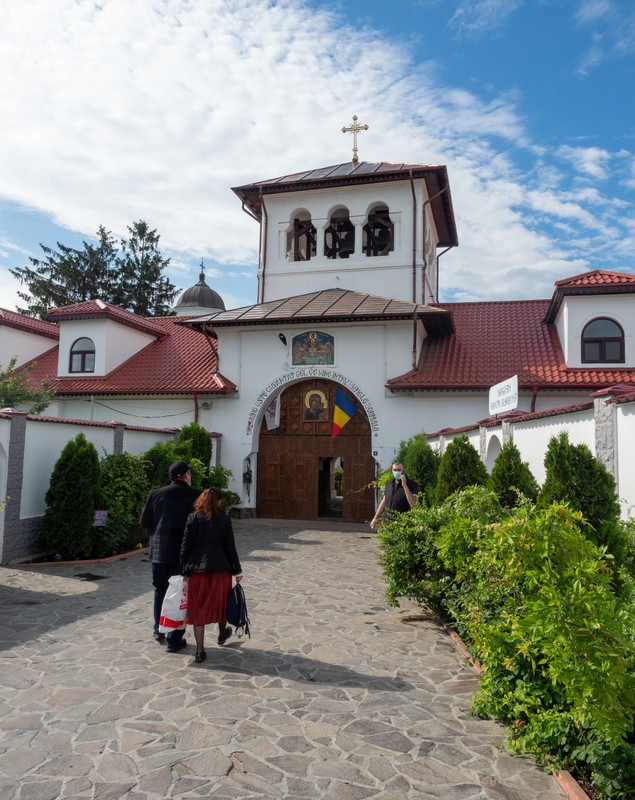Mănăstirea Ghighiu – lăcașul unde mii de credincioși merg să se roage