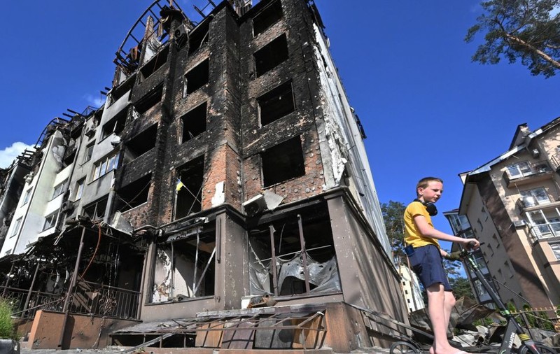 La nord de Kiev, rușii s-au retras, dar războiul nu a dispărut. Iar localnicii se tem că inamicul se va întoarce: „Suntem speriați de orice sunet”