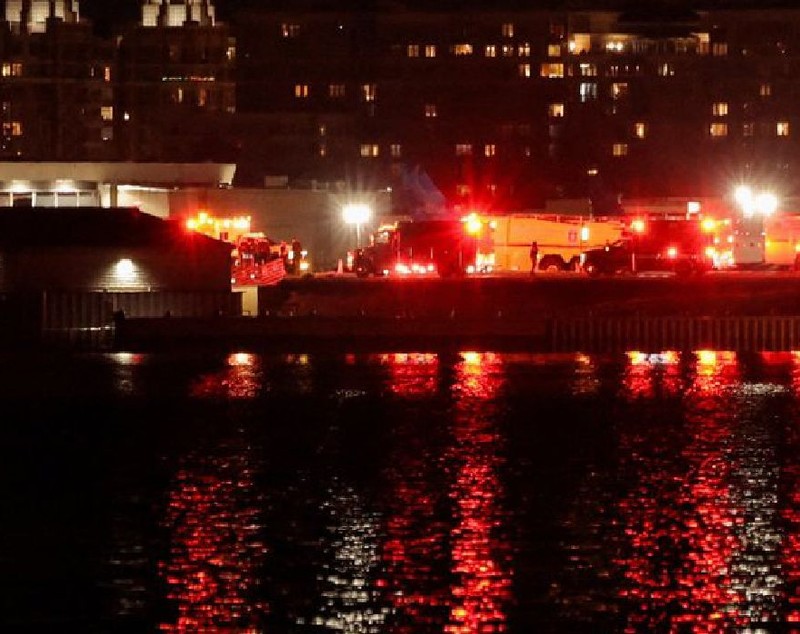 Un avion cu 60 de pasageri și un elicopter al armatei americane s-au ciocnit deasupra Washingtonului. Peste 30 de cadavre au fost scoase din râul Potomac | VIDEO