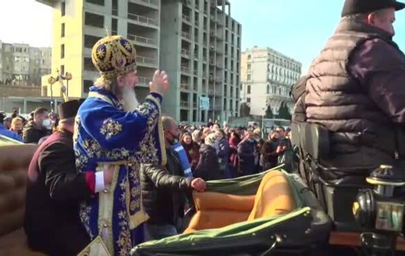 Imagini de la slujba de Bobotează de la Constanța: ÎPS Teodosie, plimbare cu caleașca, ținut în brațe de un preot