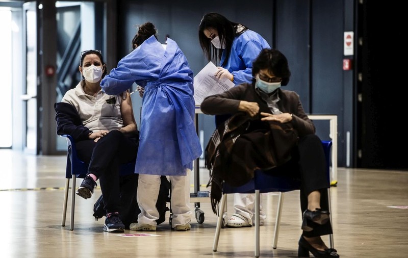 Vaccinul Pfizer ar putea fi mai puțin eficient în cazul persoanelor care suferă de obezitate, sugerează un studiu italian