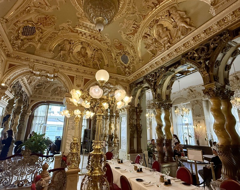 Cafeneaua unde turiștii stau și o oră la coadă. Este considerată cea mai frumoasă din lume și are prețuri pe măsură