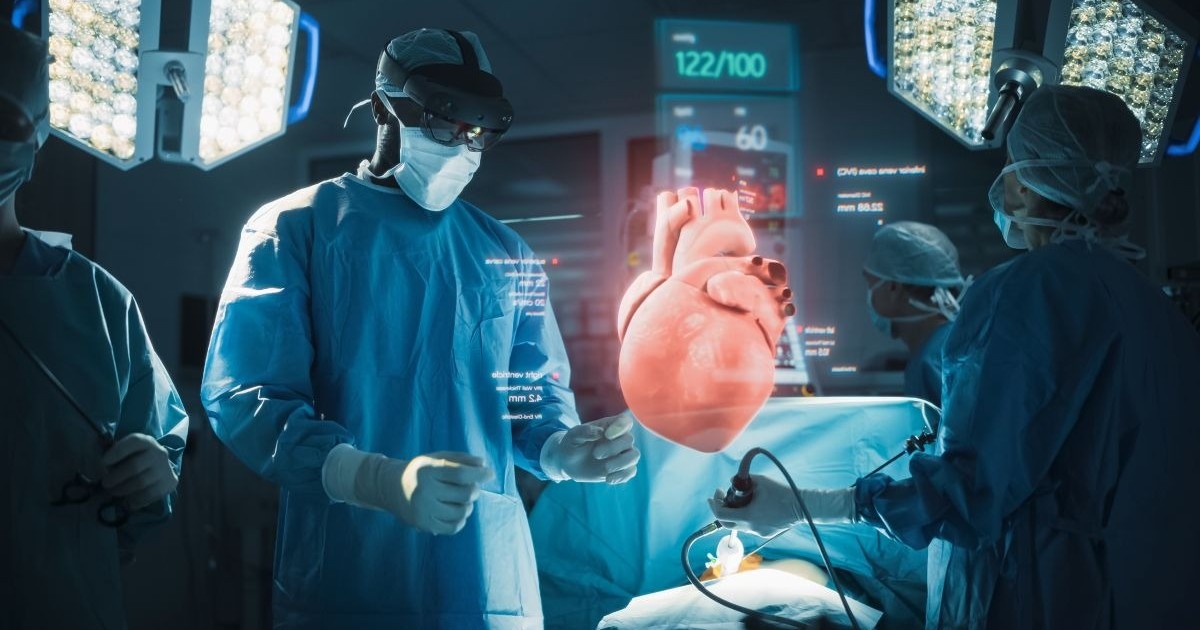 chirurg in sala de operatie echipat in fara unui pacient pe masa si o inima deasupra pacientului, cu un alt medic la capul pacientului