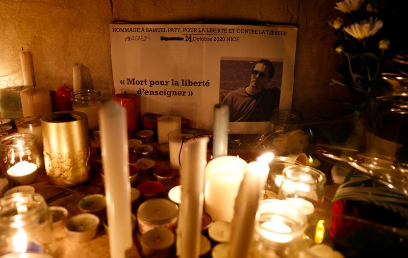 Şapte persoane inculpate în cazul profesorului decapitat în Franţa. Șase sunt acuzate de ”complicitate la asasinat terorist”