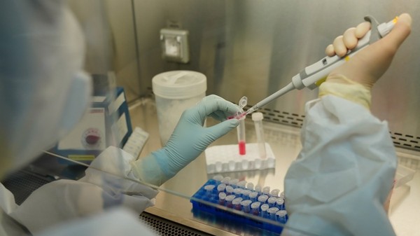 Un angajat al instituției, o femeie de 28 de ani, a murit după ce a fost diagnosticată cu o formă de pneumonie de origine „necunoscută”