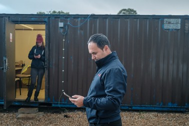 Alexandra Scarlat, farm superviser, și managerul fermei, Radu Țăndărescu, verifică starea vremii pe mai multe aplicații. Cobham, Kent, UK, octombrie 2021
