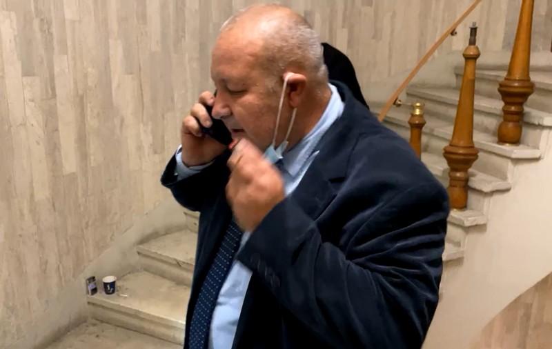 Derapaj. Senatorul PNL Fenechiu, filmat de Simion când fuma în Parlament. „Ești un jeg, fumam cu doi de-ai tăi”