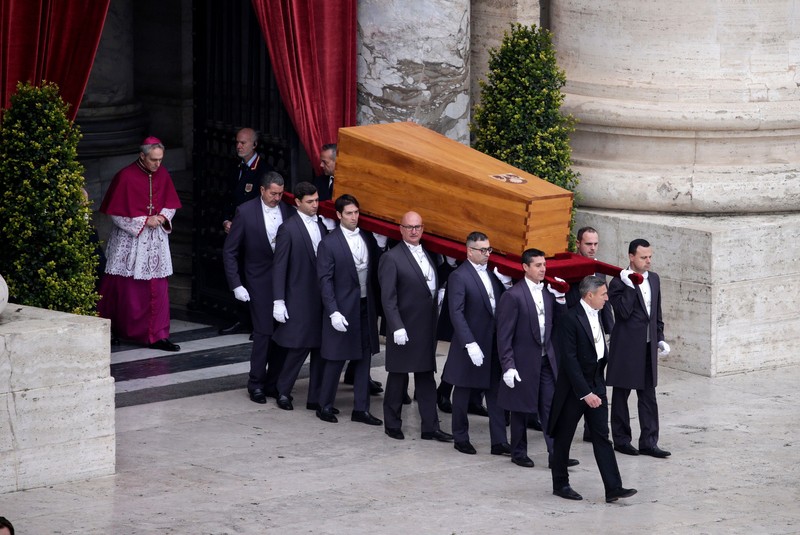 Momentul în care sicriul cu trupul fostului Papă Benedict al XVI-lea este scos din Bazilica Sf. Petru. Foto: Profimedia