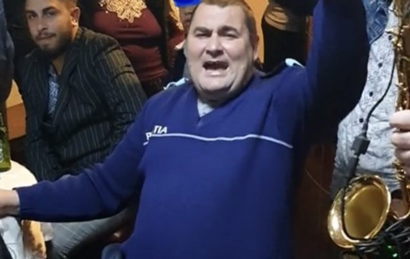Bărbat din Vâlcea, cercetat penal după ce s-a îmbrăcat în haine de polițist la un chef