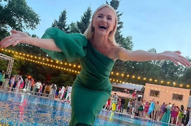 La o petrecere, pe marginea piscinei
