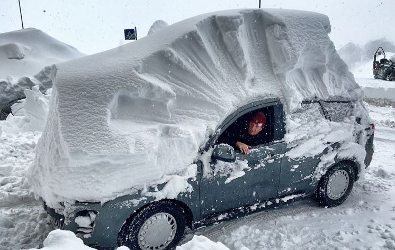 Noi culegem ghioceii, italienii sunt îngropați sub zăpadă. Este incredibil cum și-a găsit un șofer mașina în parcare