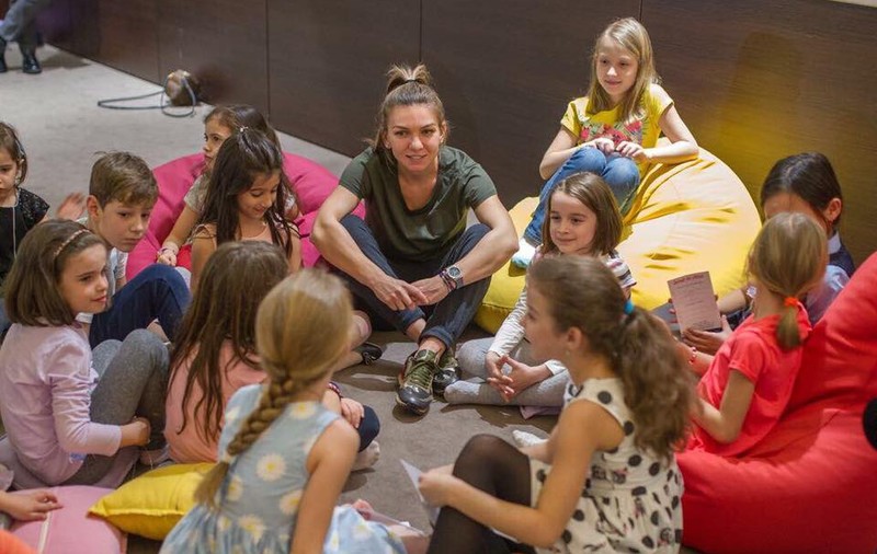 Simona Halep a dat în mintea copiilor la ”Stejarii Country Club”. A ascultat poveștile citite de cei mici. De duminică, la Indian Wells