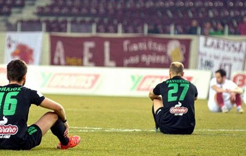 Protest fabulos în liga a doua elenă! Fotbaliștii s-au așezat în fund, pe teren! VIDEO