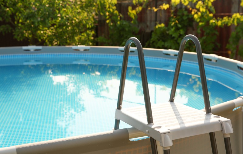O femeie a trimis de urgență poliția la ea acasă în timp ce era în vacanță, după ce vecinii au sărit gardul ca să facă o baie în piscină pe furiș
