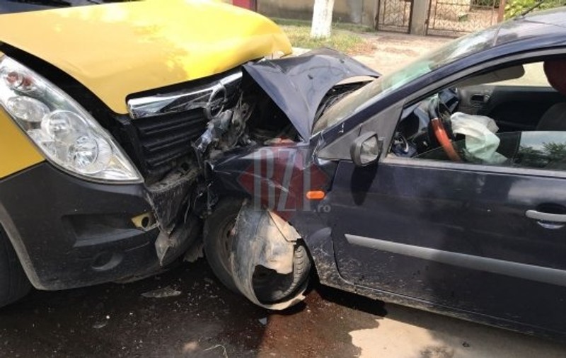 Un pensionar de 71 de ani a adormit la volan și a lovit în plin un microbuz cu elevi, la Iași