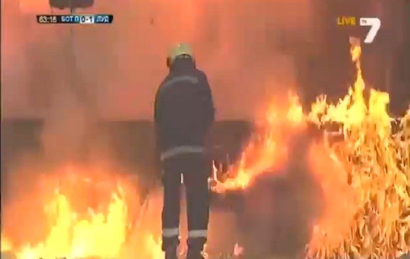 VIDEO / Fanii lui Botev Plovdiv au dat foc la stadion!