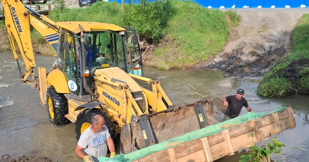 Lucrări pentru devierea cursului pârâului Corund.