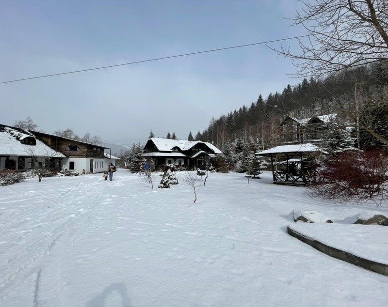 Alături de copiii din Ucraina. Poveste din trenul care duce spre graniță.„Oamenii mor de foame și de sete în subsolurile blocurilor bombardate. Dacă ies sunt vânați de lunetiști, ca în jocurile pe calculator”