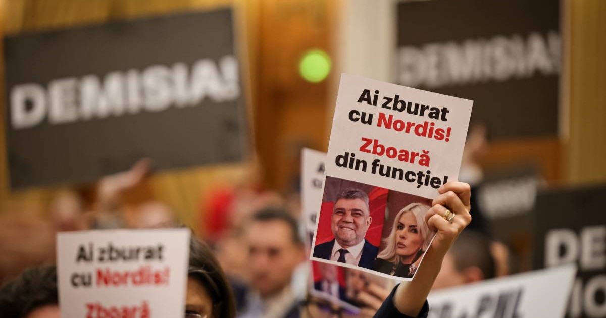 parlamentari in plenul parlamentului tin foi in mana cerand demisia premierului marcel ciolacu