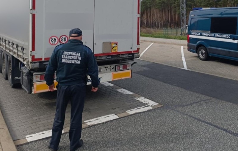 Un șofer român de TIR a condus 1.700 km aproape continuu, timp de 20 de ore și 24 de minute, și a fost amendat cu 2.500 de euro
