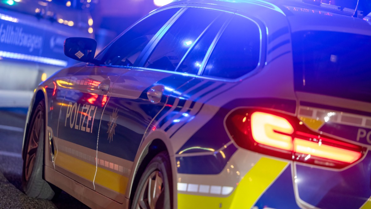 O mașină de poliție văzută noaptea
