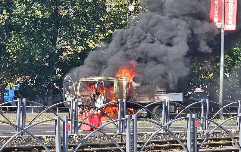 O camionetă a luat foc lângă stadionul Ghencea, înaintea meciului de Cupa României dintre Steaua și UTA Arad