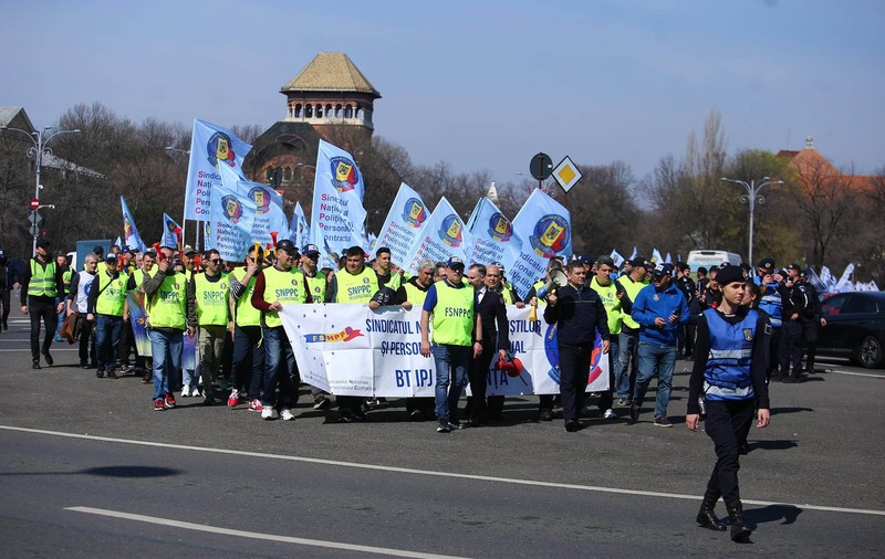 Protest al polițiștilor în fața Guvernului. Au cerut excluderea rezerviștilor din PNRR şi din pensiile speciale