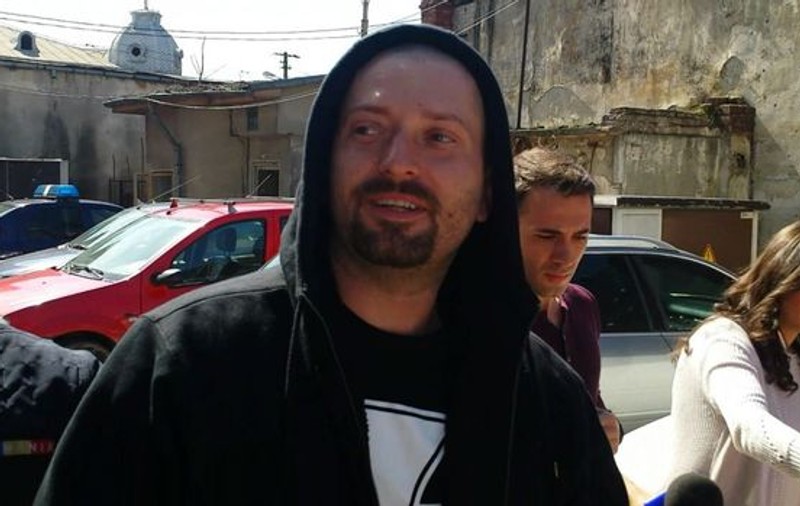Cheloo o comite din nou. "I-aș împușca pe toți în cap"