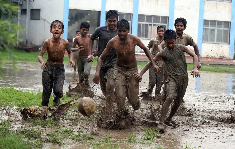 Copiii din India joacă fotbal în noroi, inspirați de idolii de la Cupa Mondială 2018 | GALERIE FOTO&VIDEO