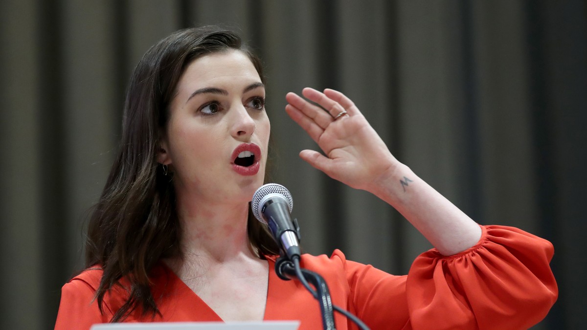 Actrița Anne Hathaway povestește că a trecut prin ”experiențe de natură sexuală foarte urâte” la Hollywood
