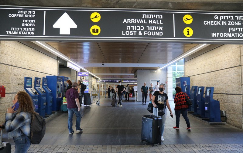 Și-au abandonat bebelușul pe aeroportul din Tel Aviv, după ce au aflat că trebuie să plătească 25 de euro să călătorească cu el