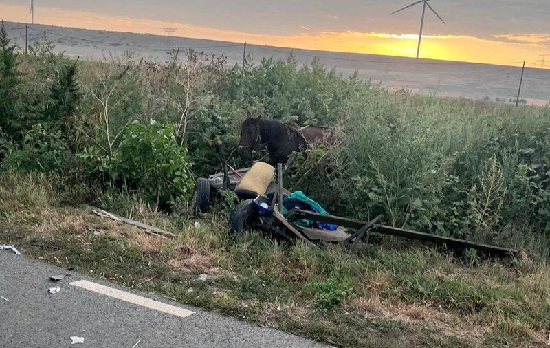 O femeie a murit şi trei persoane au fost rănite în județul Galați, după ce o mașină de poliție a intrat într-o căruță