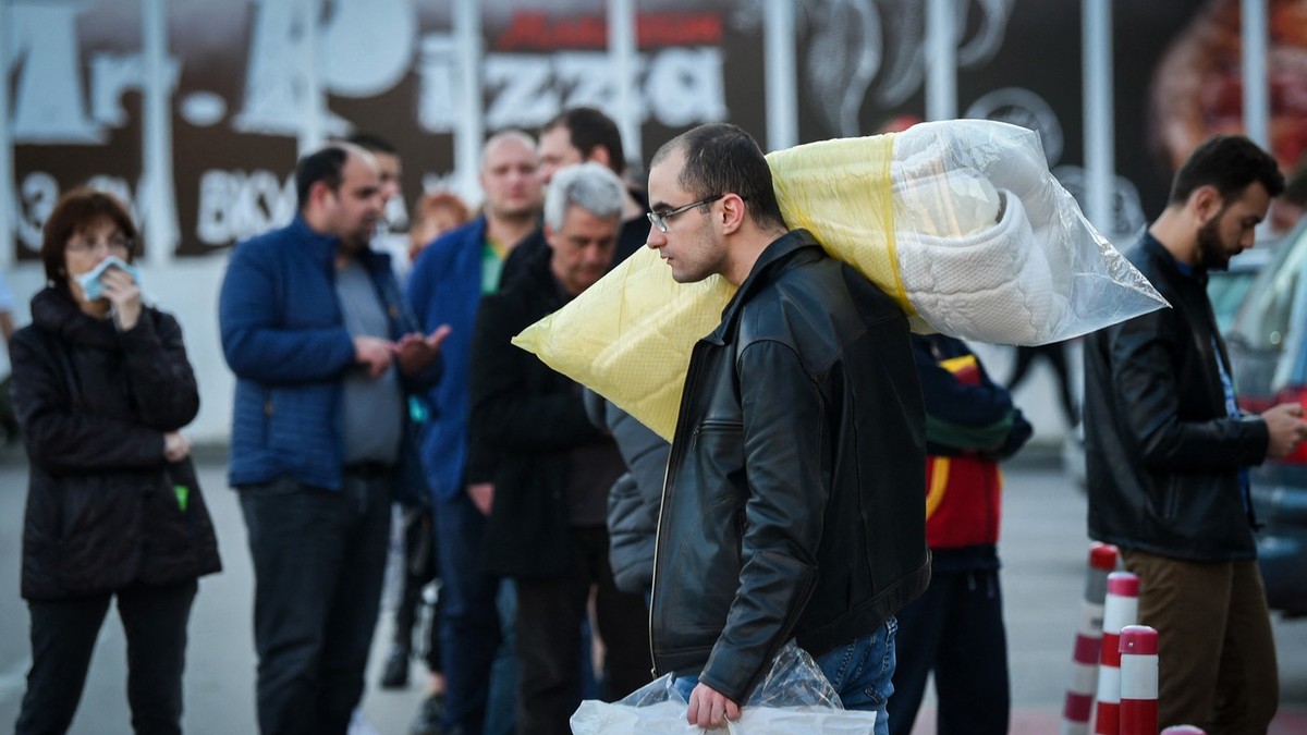 Cumpărători în fața unui supermarket din Sofia. Imagine cu caracter ilustrativ Foto: Profimedia