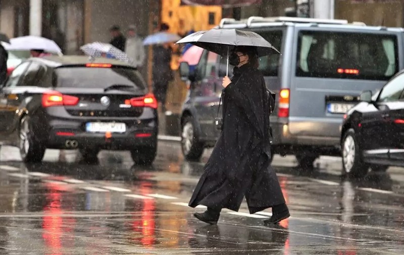 Cod galben de vreme rea în mai multe judeţe. Harta zonelor în care vor fi ploi torenţiale